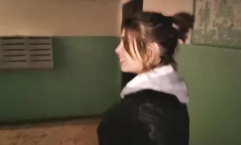 Русская Девочка: Поцелуй с пацаном в Подъезде.
