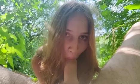 Подцепил 18-летнюю милашку, чтобы кончить в ее глубокое горло