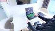 Друговорящая девушка: мой парень играет в игры, а я сосу его член 