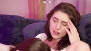 Исследование тела: две привлекательные девушки в процессе осмотра друг друга 