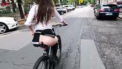 Катаясь на велосипеде по Будапешту, я показываю свою киску и сиськи - DOLLSCULT. 