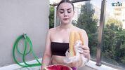 Доброжелательная соседка просит помощи у незнакомца и благодарит его вкусным кремовым пирогом 