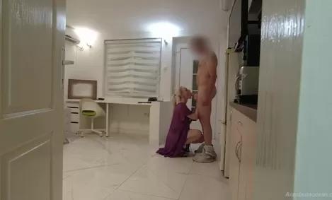Симпатичный курьер вернулся с цветами, и я сделала ему минет.