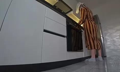 Сосед и жена трахаются на кухне, прежде чем я вернусь домой. Настоящая измена