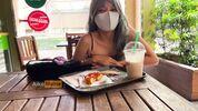 Подарок для кавалера из Tinder: пикантное мелькание и управление вибратором на публике! 