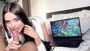 Сексуальная сводная сестра мешает играть и заставляет кончать в FORTNITE | Новый ролик копирайта 