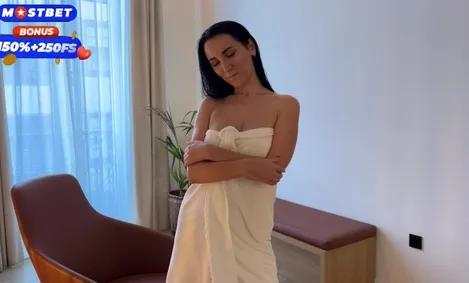 Мачеха случайно отправила свои голые фотографии своему пасынку и трахнула его