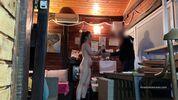 Курьер попросил меня потрогать грудь, и я согласилась - встреча, которую не ожидал никто. 