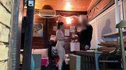 Курьер попросил меня потрогать грудь, и я согласилась - встреча, которую не ожидал никто. 