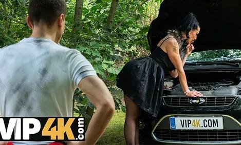 MATURE4K. Великолепная техасская Патти занимается извращенным сексом с огромным членом в лесу
