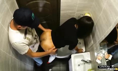Развратная баба в общественном туалете: чувак без резинки.
