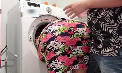 Секс в стиральной машине: жопастая мамаша!