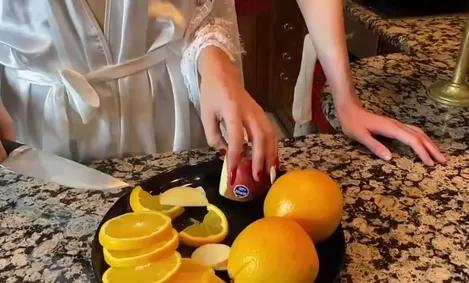 Молодые Девушки Забавляются с Влажными Дырками на Кухне.