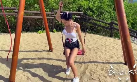 Девушка сосёт незнакомца и соглашается на секс