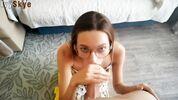 Скромная девушка в очках стремится попробовать мужской фаллос. 