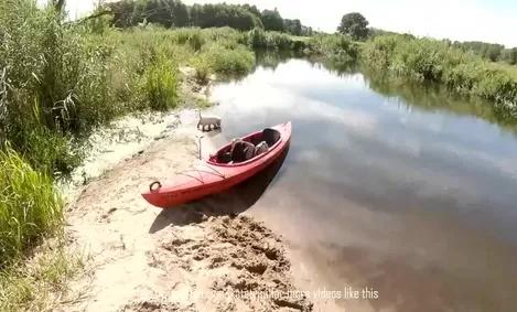 Блондинка дрочит на лодке, берег смотрит.