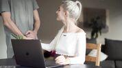 Телка заводится во время веб конференции и долбится в письку 