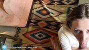Девка в свитере хочет насладиться большим членом 
