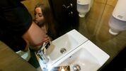 Телка в туалете ресторана сосет пенис 