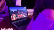 Сладкая брюнеточка не отрывается от просмотра Minecraft, когда парень трахает ее раком 