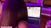 Сладкая брюнеточка не отрывается от просмотра Minecraft, когда парень трахает ее раком 