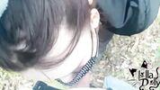 Брюнетка сосет член в лесу и получает сперму 