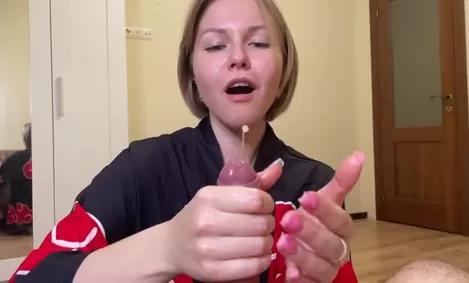 Заставила кончить, работая ручками над членом
