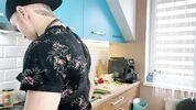 Татуированная цыпочка грязно трахается на кухне со своим парнем-поваром 