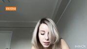 Кончает на силиконовые сиськи блондинки 