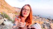 Сладкая очкастая сосочка идеально отсасывает парню на пляже 