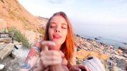 Сладкая очкастая сосочка идеально отсасывает парню на пляже 