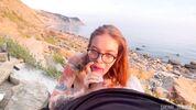 Сладкая очкастая сосочка идеально отсасывает парню на пляже 