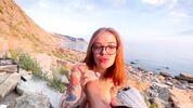 Сладкая очкастая сосочка идеально отсасывает парню на пляже 