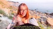 Сладкая очкастая сосочка идеально отсасывает парню на пляже 
