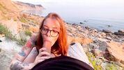 Сладкая очкастая сосочка идеально отсасывает парню на пляже 