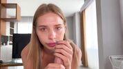 Девушка ебеться в ротик и выпускает много слюней на камеру 