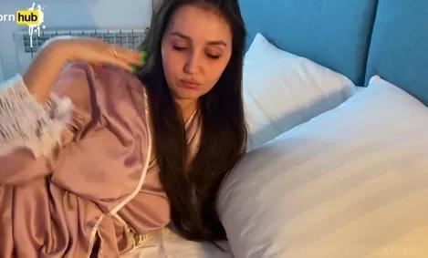 Мачеха с повязкой на глазах думает, что ее трахает муж