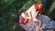 Трахает в лесу рыжую русскую незнакомку 
