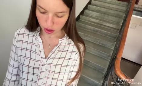 Минет в подъезде до спуска на губки пошлой сосочки
