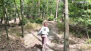 Секс стоя в лесу и минет от жопастой бестии 