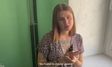Минет в подъезде от губастой русской сестренки в тату
