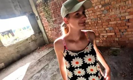 Спустила шортики с трусами и дает ебать на заброшке