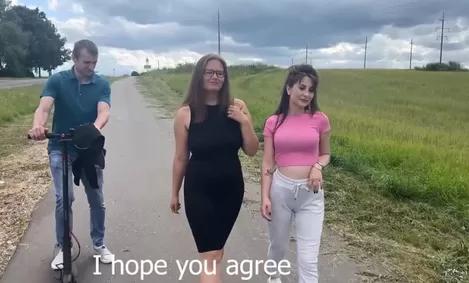 Парни цепляют на улице русскую милфу и ебут ее вдвоем