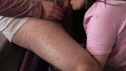 Она делает мужу сюрприз: сладко сосет член другого парня 