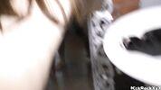"18-летняя домашняя шлюха демонстрирует идеальное тело с пышной попкой и тонкой талией" 